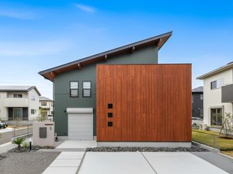 素材が語るシンプルで遊び心あふれる家 アイキャッチ画像